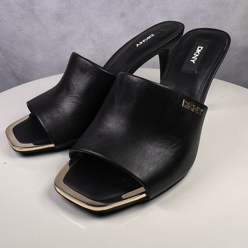 DKNY Women's Bronx Slip-On Dress Slip on Sandals size 7.5